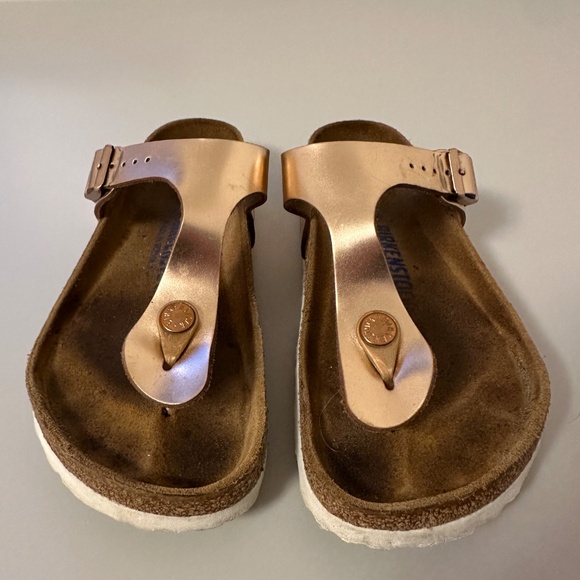 Birkenstock Gizeh Soft Footbed in Metallic Copper Leather | Size 36 - Picture 2 of 7